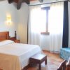 Una camera da letto con letto matrimoniale e televisore.