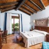 Camera da letto con soffitto in legno e terrazza.