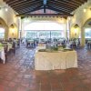 Ristorante con tavoli apparecchiati all'interno.
