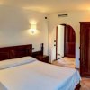 Camera con letto matrimoniale e mobili in legno.