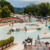Piscina con giochi per bambini e lettini.