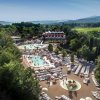 Ampio parco acquatico tra alberi e colline.