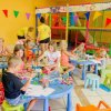 Bambini giocano in un'area giochi colorata.