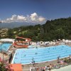 Piscine all'aperto con scivolo e lettini.