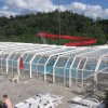 Piscina coperta e scivolo rosso con sedie a sdraio.