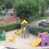 Parco giochi con scivoli colorati su sabbia.