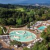 Parco acquatico con piscine e aree verdi attorno.