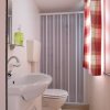 Bagno con lavabo, WC e tenda a quadri.