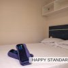 Letto matrimoniale con asciugamani blu.