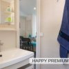 Lavabo con asciugamano blu appeso.