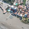 Vista aerea di un complesso residenziale vicino a una spiaggia.