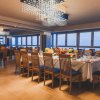 Sala da pranzo elegante con tavoli apparecchiati.