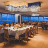 Sala ristorante elegante con tavoli apparecchiati.