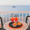 Tavolo con bevande e snack vista mare.