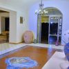Ingresso elegante con lampadario e vasi decorativi.