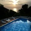 Piscina riflette cielo al tramonto.