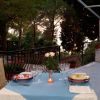 Tavolo apparecchiato per cena romantica all'aperto.