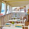 Terrazza di un ristorante sul mare.