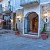 Ingresso di edificio in pietra con piante in vaso.