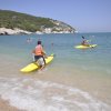Persone in kayak gialli sulla spiaggia.