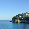 Hotel su una scogliera affacciato su mare calmo.