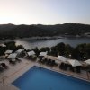 Piscina con lettini e ombrelloni vista mare e colline.
