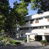 Ingresso di un edificio circondato da alberi.