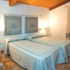 Stanza accogliente con due letti singoli, cuscini decorati e luce soffusa.
