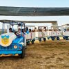Un trenino blu con passeggeri.