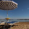 Ombrellone a righe su una spiaggia.