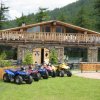Chalet di montagna con quad parcheggiati.