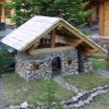 Casetta in miniatura con tetto in legno.