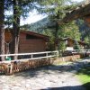 Chalet in legno tra alberi in montagna.