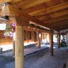 Portico in legno con fioriera appesa.