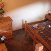 Camera con letto e copriletto floreale.