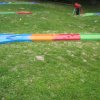 Percorso colorato di minigolf su erba.