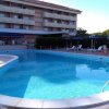 Piscina all'aperto davanti a un hotel.