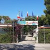 Ingresso di un villaggio turistico con cartello.