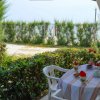 Tavola apparecchiata in un giardino vicino alla spiaggia.