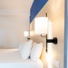 Testata del letto con lampade moderne.