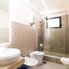 Bagno moderno con doccia e lavabo.