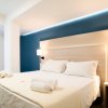 Camera moderna con letto matrimoniale e luci soffuse.