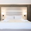 Camera con letto matrimoniale e pareti grigie.