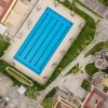 Vista dall'alto di una grande piscina rettangolare.