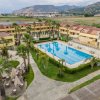 Resort con piscina e palme.