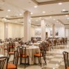 Sala da pranzo formale con molti tavoli.