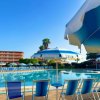 Piscina all'aperto con sedie e ombrelloni.
