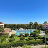 Vista dall'alto di una piscina circondata da verde.