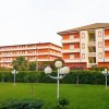Due edifici residenziali con un giardino.