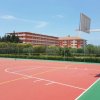 Campo da basket con palazzina sullo sfondo.